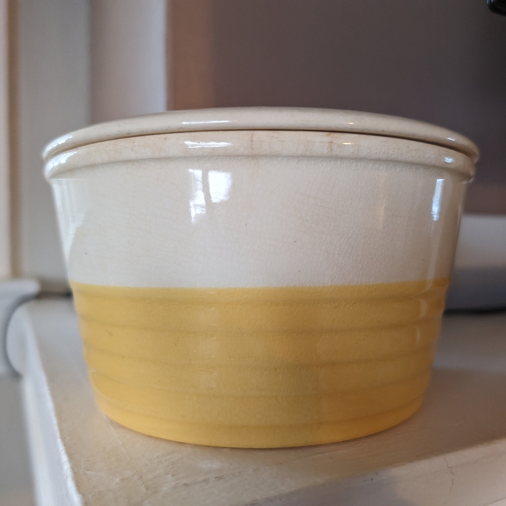 Universal Potteries covered stoneware bowl with lid vintage